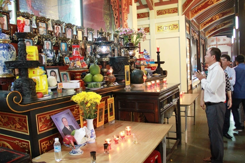 Dòng người thành kính đi lễ chùa đầu năm Bính Thân ảnh 16